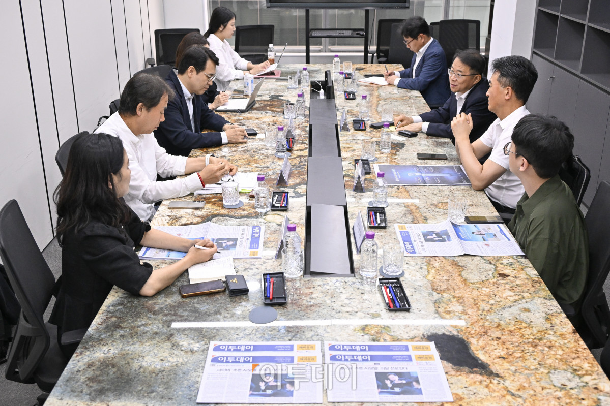 ▲26일 서울 강남구 이투데이빌딩에서 이투데이 2025년 독자편집위원회 회의가 열리고 있다. 이날 회의에는 이규복 위원장을 비롯한 강명수, 배진아, 김수희, 황세운, 박기준, 원지현 위원과 홍기범 이투데이 부국장 등이 참석해 의견을 나눴다. 조현호 기자 hyunho@