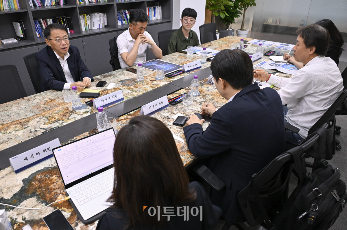 ▲26일 서울 강남구 이투데이빌딩에서 이투데이 2025년 독자편집위원회 회의가 열리고 있다. 이날 회의에는 이규복 위원장을 비롯한 강명수, 배진아, 김수희, 황세운, 박기준, 원지현 위원과 홍기범 이투데이 부국장 등이 참석해 의견을 나눴다. 조현호 기자 hyunho@