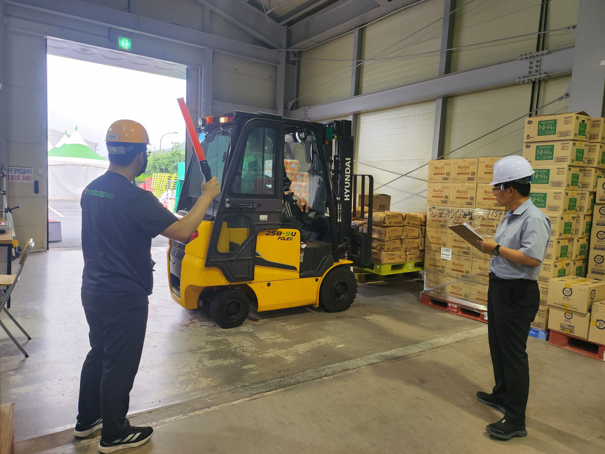 ▲25일 별내농협 하나로마트에서 농협 경기검사국 관계자들이 안전모를 착용한 채 포크리프트 주변에서 중대재해 예방을 위한 시설 안전 점검을 실시하고 있다. (경기농협)