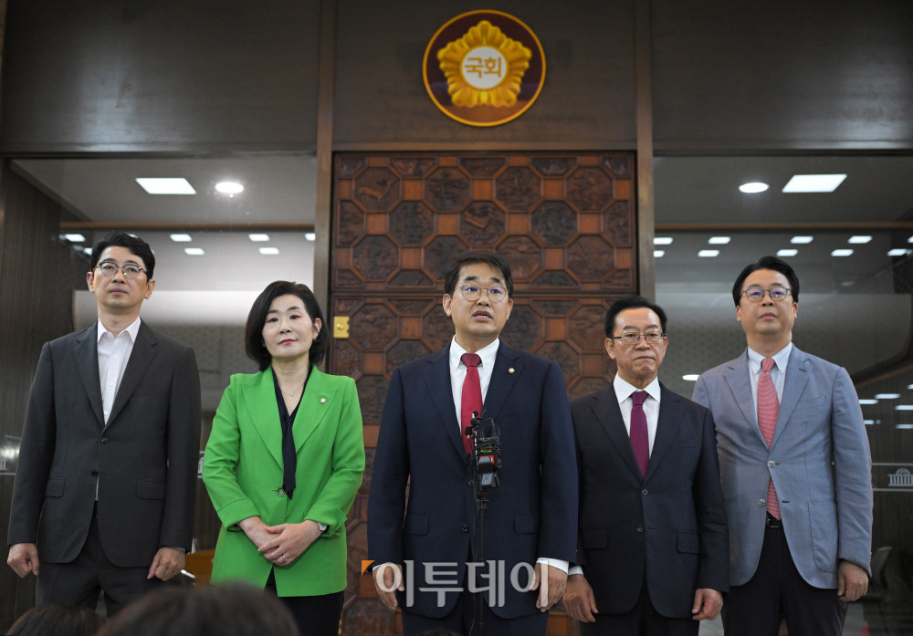 ▲이종배 김민석 국무총리 후보자 인사청문특별위원회 위원장을 비롯한 국민의힘 위원들이 26일 오전 서울 여의도 국회 로텐더홀에서 기자회견을 하고 있다.  국회사진기자단