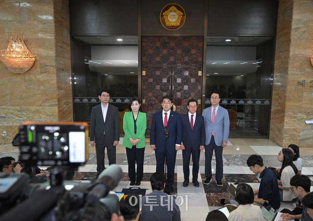 ▲이종배 김민석 국무총리 후보자 인사청문특별위원회 위원장을 비롯한 국민의힘 위원들이 26일 오전 서울 여의도 국회 로텐더홀에서 기자회견을 하고 있다. 국회사진기자단