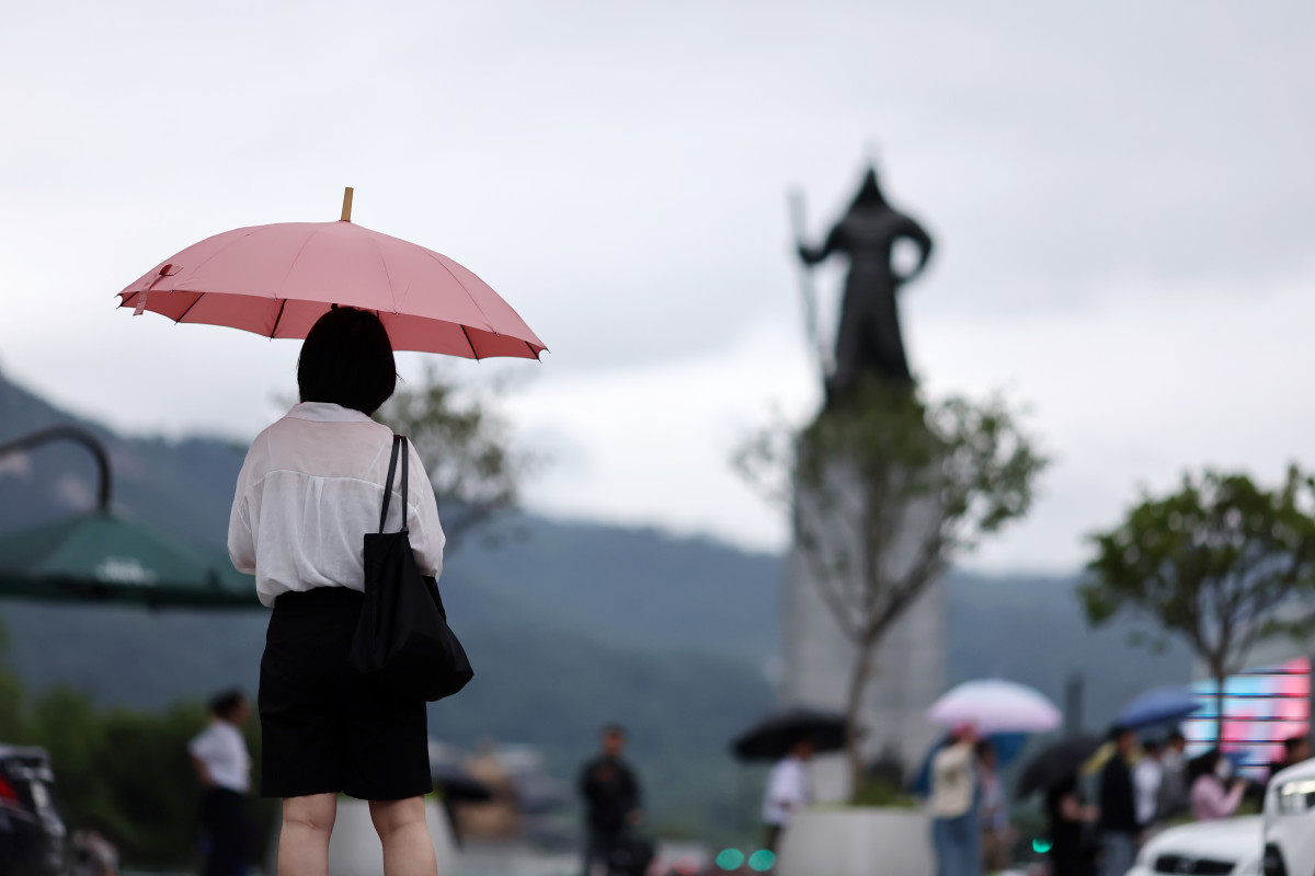 ▲비 오는 25일 오전 서울 세종로사거리에서 시민들이 우산을 쓴 채 보행 신호를 기다리고 있다. (연합뉴스)