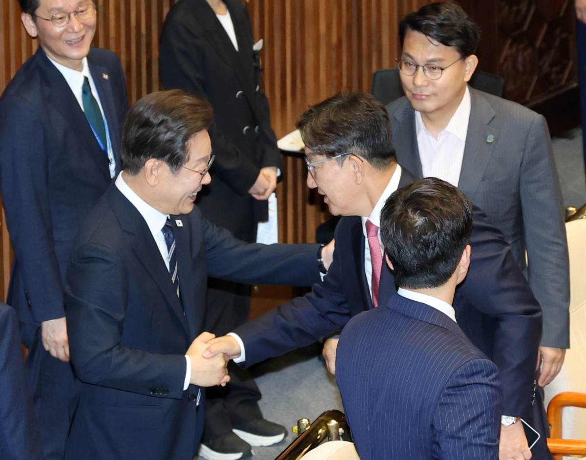 ▲이재명 대통령이 26일 서울 여의도 국회에서 추가경정예산안 시정연설을 마친 뒤 권성동 국민의힘 전 원내대표와 인사를 하고 있다. (사진=뉴시스)