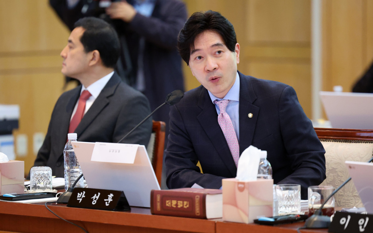 ▲[대구=뉴시스] 이무열 기자 = 박성훈 국민의힘 의원이 24일 대구 중구 한국은행 대구경북본부에서 열린 대구지방국세청·대구본부세관·대구지방조달청·동북지방통계청·한국은행 대구경북본부·포항본부에 대한 국정감사에서 질의하고 있다. 2024.10.24. lmy@newsis.com