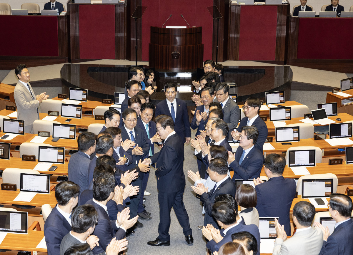 ▲이재명 대통령이 26일 국회에서 추가경정예산 시정연설을 위해 본회의장에 입장해 더불어민주당 의원들의 박수를 받으며 인사하고 있다. (연합뉴스)