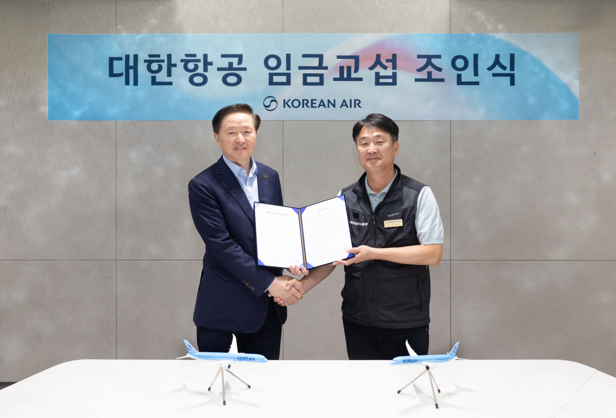 ▲우기홍 대한항공 부회장(왼쪽)과 조영남 대한항공 노동조합위원장(오른쪽)이 기념사진을 촬영하고 있다. (사진=대한항공)