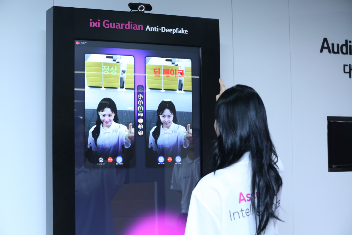 ▲LG유플러스 모델이 합성된 영상의 진위 여부를 파악할 수 있는 AI 기술인 안티딥페이크를 소개하는 모습 (사진제공=LG유플러스)