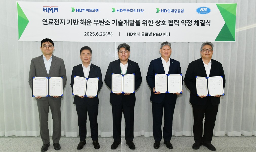 ▲HD현대가 26일 HMM, KR 등과 함께 ‘SOFC를 기반으로 한 해운 무탄소 기술개발 업무협약(MOU)‘를 체결했다. 사진 왼쪽부터 박상민 HD한국조선해양 상무, 김민강 HMM 상무, 오승환 HD하이드로젠 상무, 이영석 KR 부사장, 정재준 HD현대중공업 전무.