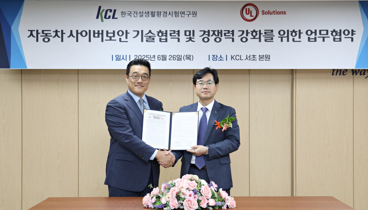 ▲천영길 한국건설생활환경시험연구원(KCL) 원장(오른쪽)이 26일 서울 서초구 행정동에서 정륜 유엘코리아 주식회사 대표와 ‘자동차 사이버보안 기술협력 및 경쟁력 강화를 위한 업무협약(MOU)’을 체결한 후 기념 촬영을 하고 있다. (사진제공=한국건설생활환경시험연구원(KCL))