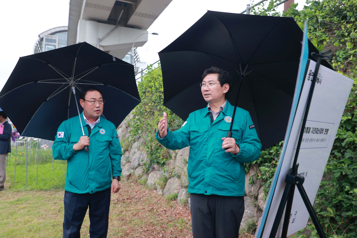 ▲금학천에서 이상일 시장이 준설사업 현장을 점하고 있다. (용인특례시)