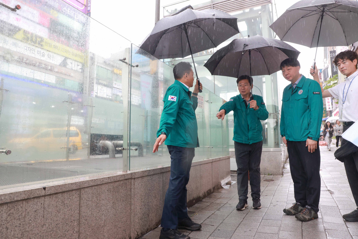 ▲수지구청역 신분당선 인근에서 이상일 시장이 보도를 점검하고 있다. (용인특례시)