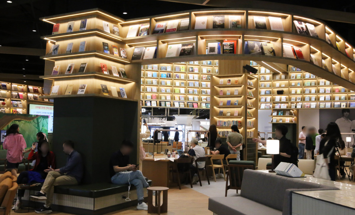 ▲스타필드 마켓 킨텍스점의 시그니처 특화존 ‘북 그라운드’에서 고객들이 휴식을 취하고 있다.  (사진제공=이마트)