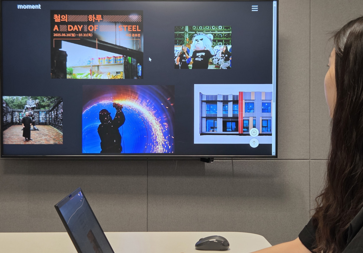 ▲현대제철 임직원이 미디어룸 메인 페이지를 보고 있다. (사진제공=현디제철)