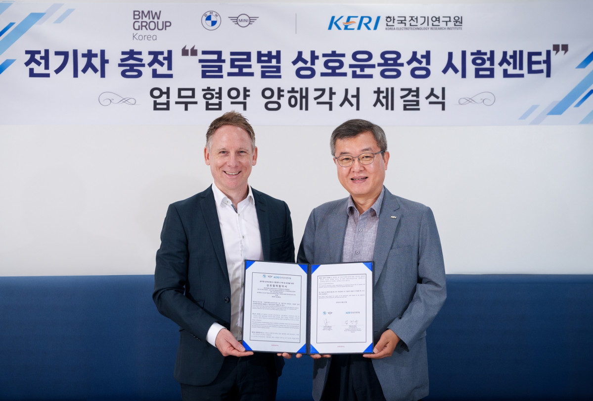 ▲안드레아스 스툼(Andreas Stumm) BMW 그룹 R&D 센터 코리아 총괄(왼쪽), 김민규 한국전기연구원 시험부원장 (사진=BMW그룹코리아)