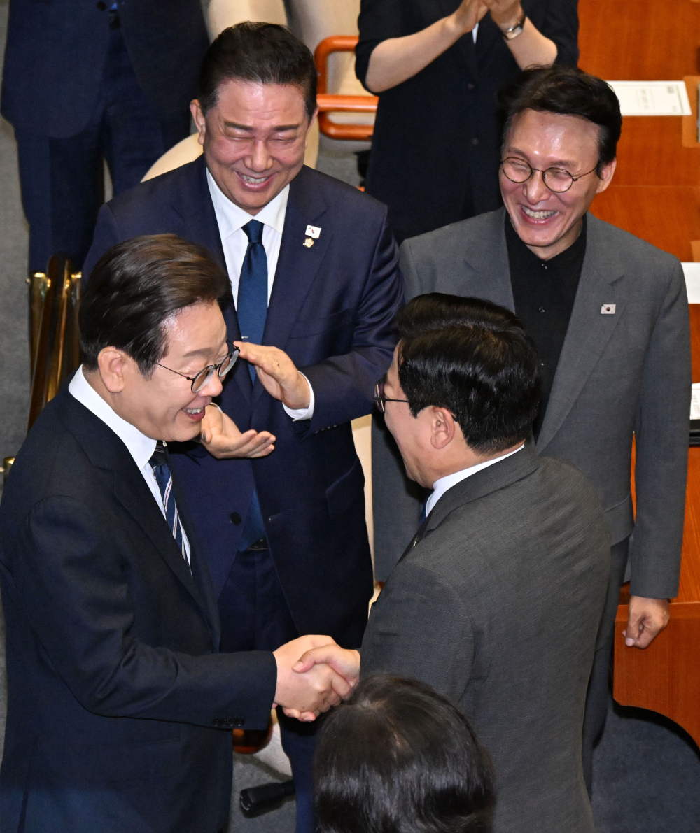 ▲이재명(왼쪽) 대통령이 26일 서울 여의도 국회 본회의에서 2025년도 제2회 추가경정예산안에 대한 시정연설을 위해 회의장에 입장하며 박찬대 더불어민주당 의원과 인사하고 있다. (고이란 기자 photoeran@)