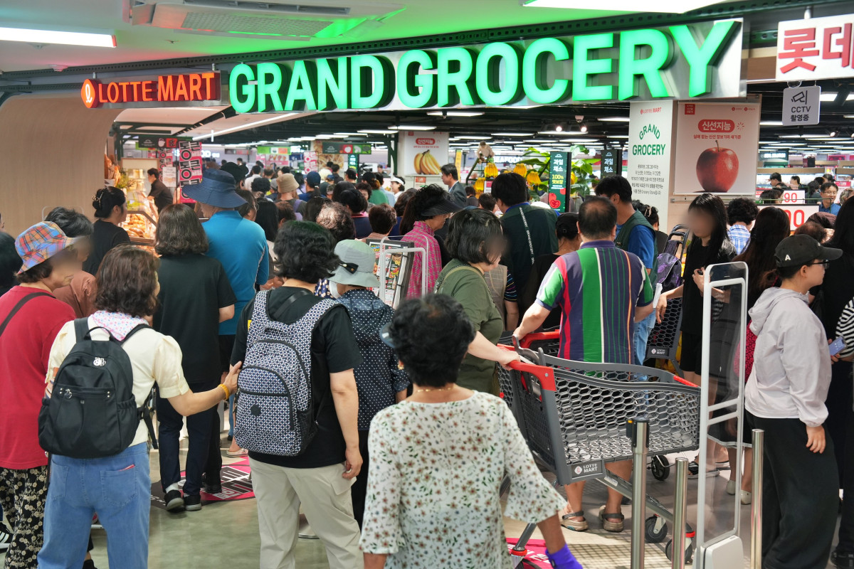 ▲26일 롯데마트 그랑그로서리 구리점 오픈 런에 나선 소비자들 (사진제공=롯데마트)