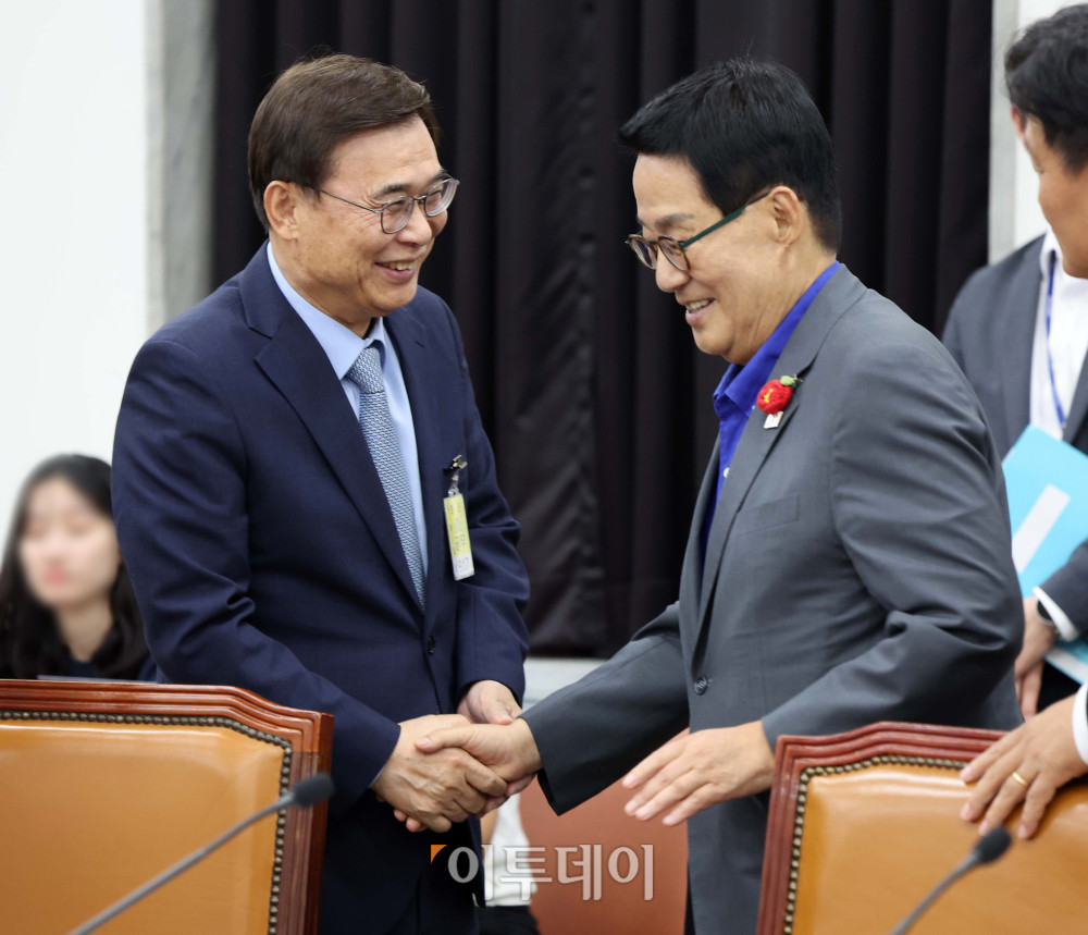 ▲이종석(왼쪽) 국정원장이 26일 서울 여의도 국회에서 열린 정보위원회 전체회의에서 박지원 더불어민주당 의원과 인사하고 있다. 고이란 기자 photoeran@