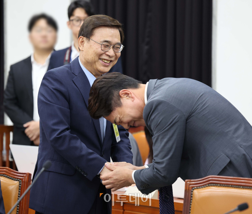 ▲이종석(왼쪽) 국정원장이 26일 서울 여의도 국회에서 열린 정보위원회 전체회의에서 부승찬 더불어민주당 의원과 인사하고 있다. 고이란 기자 photoeran@