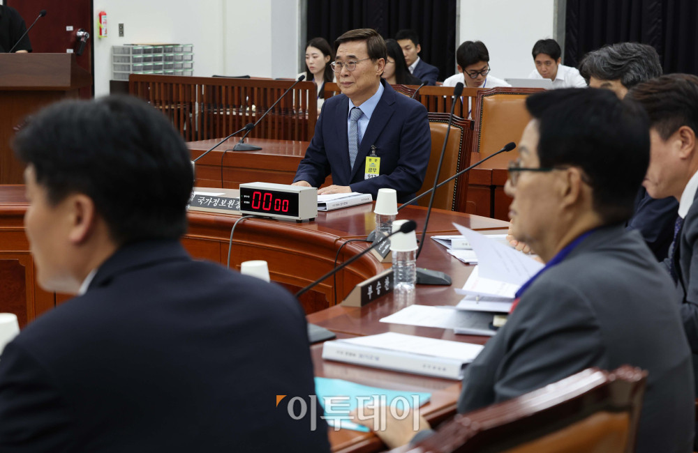 ▲이종석 국정원장이 26일 서울 여의도 국회에서 열린 정보위원회 전체회의에 출석하고 있다. 고이란 기자 photoeran@