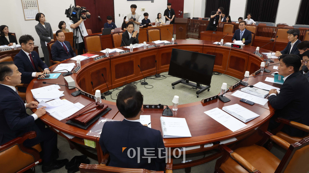 ▲이종석 국정원장이 26일 서울 여의도 국회에서 열린 정보위원회 전체회의에 출석하고 있다. 고이란 기자 photoeran@