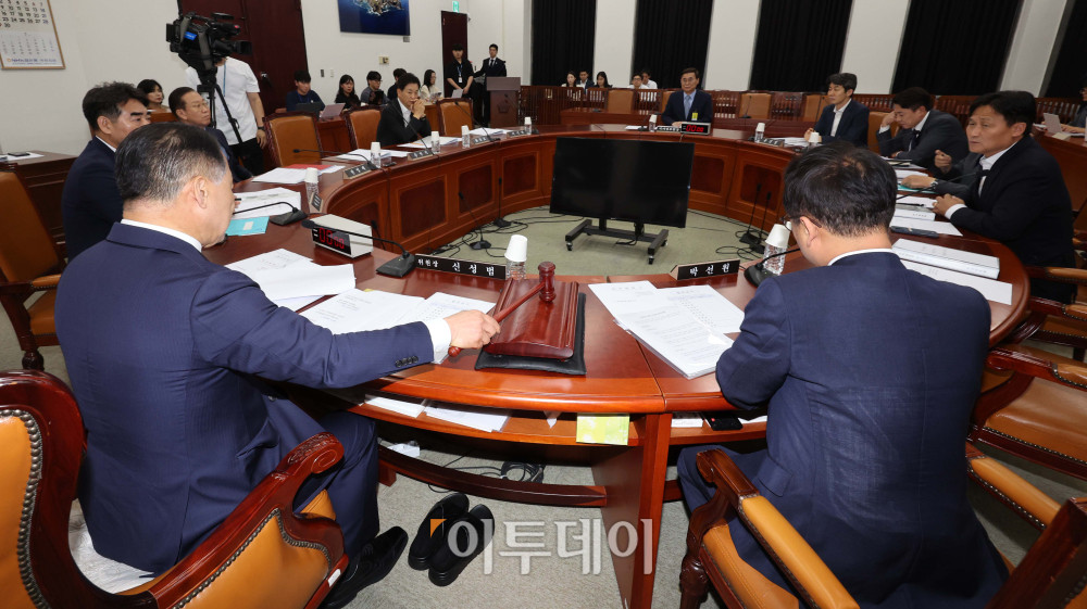 ▲이종석 국정원장이 26일 서울 여의도 국회에서 열린 정보위원회 전체회의에 출석하고 있다. 고이란 기자 photoeran@