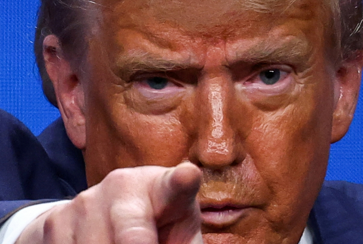 ▲도널드 트럼프 미국 대통령이 25일(현지시간) 네덜란드 헤이그에서 열린 북대서양조약기구(NATO·나토) 정상회의 기자회견에서 취재진을 가리키고 있다.  (헤이그/로이터연합뉴스)