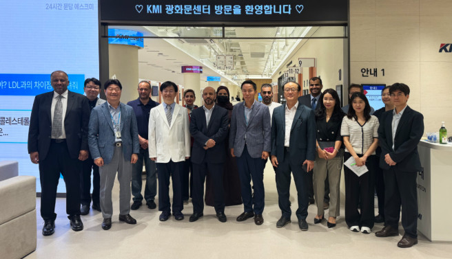 ▲사우디아라비아 국영병원 PSMMC 사절단이 19일 KMI 광화문센터를 방문해 시설 견학 후 참석자들과 기념 촬영을 하고 있다.
 (사진제공=KMI한국의학연구소)