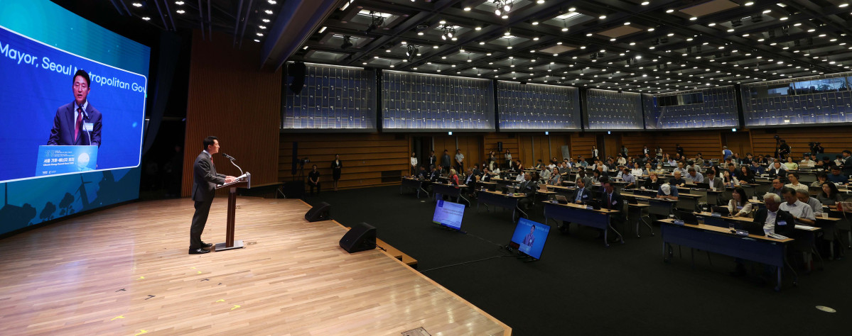 ▲오세훈 서울시장이 26일 서울 중구 대한상공회의소에서 열린 ‘서울 기후-에너지 회의 2025(CESS 2025)’에서 축사를 하고 있다. 이투데이와 기후변화센터가 공동 주최하는 CESS는 기후변화 대응을 위한 정부 리더 및 산업 전문가들의 소통의 장으로, 파리협정 이후 급변하는 사회 속에서 한국의 역할을 모색하고, 국제 협력을 통해 통합적 해결책을 공유하며 새로운 파트너십을 구축하는 자리다. 2017년 출범 이후, 정부, 기업, 국제기구, 학계 및 청년 등 다양한 분야에서 매년 250명 이상의 글로벌 리더들이 참여하고 지지를 보내왔다. 신태현 기자 holjjak@