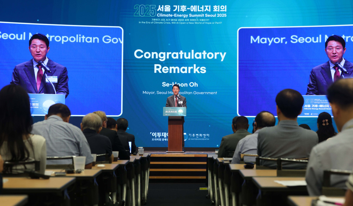 ▲오세훈 서울시장이 26일 서울 중구 대한상공회의소에서 열린 ‘서울 기후-에너지 회의 2025(CESS 2025)’에서 축사를 하고 있다. 이투데이와 기후변화센터가 공동 주최하는 CESS는 기후변화 대응을 위한 정부 리더 및 산업 전문가들의 소통의 장으로, 파리협정 이후 급변하는 사회 속에서 한국의 역할을 모색하고, 국제 협력을 통해 통합적 해결책을 공유하며 새로운 파트너십을 구축하는 자리다. 2017년 출범 이후, 정부, 기업, 국제기구, 학계 및 청년 등 다양한 분야에서 매년 250명 이상의 글로벌 리더들이 참여하고 지지를 보내왔다. 신태현 기자 holjjak@