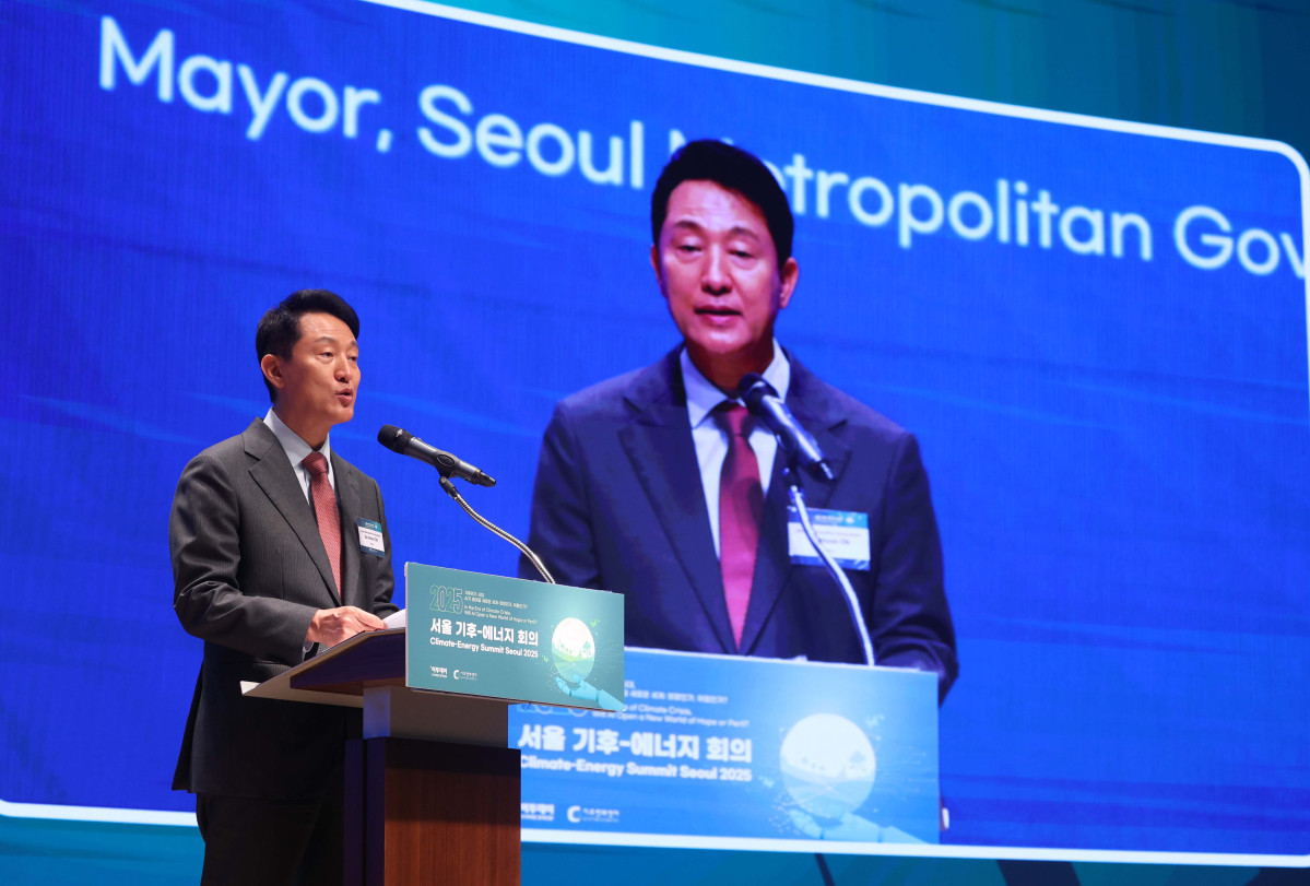 ▲오세훈 서울시장이 26일 서울 중구 대한상공회의소에서 열린 ‘서울 기후-에너지 회의 2025(CESS 2025)’에서 축사를 하고 있다. 이투데이와 기후변화센터가 공동 주최하는 CESS는 기후변화 대응을 위한 정부 리더 및 산업 전문가들의 소통의 장으로, 파리협정 이후 급변하는 사회 속에서 한국의 역할을 모색하고, 국제 협력을 통해 통합적 해결책을 공유하며 새로운 파트너십을 구축하는 자리다. 2017년 출범 이후, 정부, 기업, 국제기구, 학계 및 청년 등 다양한 분야에서 매년 250명 이상의 글로벌 리더들이 참여하고 지지를 보내왔다. 신태현 기자 holjjak@