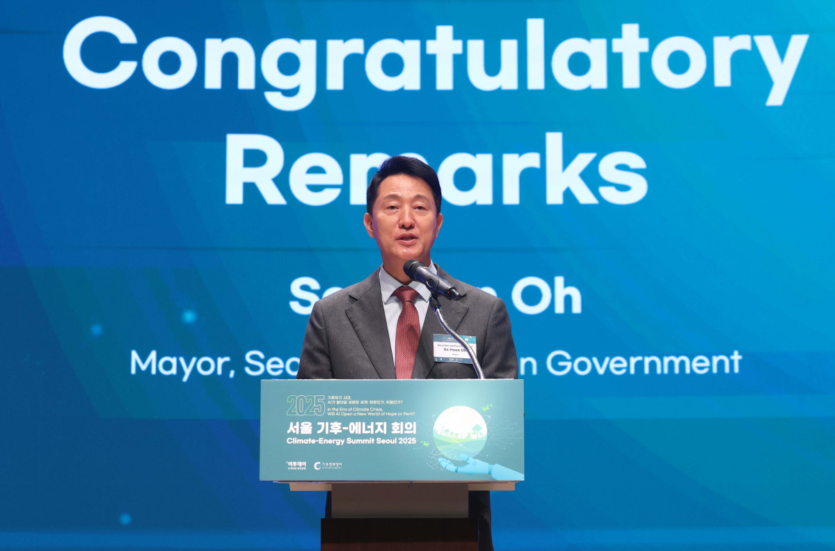 ▲오세훈 서울시장이 26일 서울 중구 대한상공회의소에서 열린 ‘서울 기후-에너지 회의 2025(CESS 2025)’에서 축사를 하고 있다. 이투데이와 기후변화센터가 공동 주최하는 CESS는 기후변화 대응을 위한 정부 리더 및 산업 전문가들의 소통의 장으로, 파리협정 이후 급변하는 사회 속에서 한국의 역할을 모색하고, 국제 협력을 통해 통합적 해결책을 공유하며 새로운 파트너십을 구축하는 자리다. 2017년 출범 이후, 정부, 기업, 국제기구, 학계 및 청년 등 다양한 분야에서 매년 250명 이상의 글로벌 리더들이 참여하고 지지를 보내왔다. 신태현 기자 holjjak@