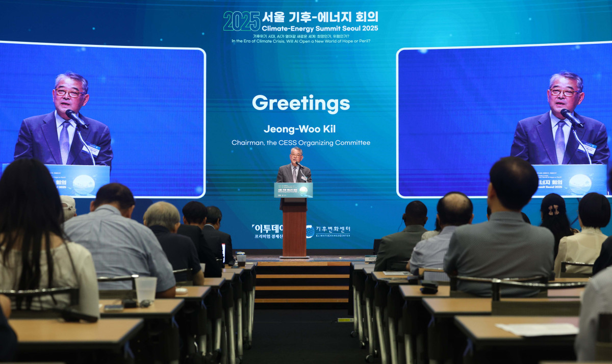 ▲길정우 CESS 대회위원장이 26일 서울 중구 대한상공회의소에서 열린 ‘서울 기후-에너지 회의 2025(CESS 2025)’에서 개회사를 하고 있다. 이투데이와 기후변화센터가 공동 주최하는 CESS는 기후변화 대응을 위한 정부 리더 및 산업 전문가들의 소통의 장으로, 파리협정 이후 급변하는 사회 속에서 한국의 역할을 모색하고, 국제 협력을 통해 통합적 해결책을 공유하며 새로운 파트너십을 구축하는 자리다. 2017년 출범 이후, 정부, 기업, 국제기구, 학계 및 청년 등 다양한 분야에서 매년 250명 이상의 글로벌 리더들이 참여하고 지지를 보내왔다. 신태현 기자 holjjak@