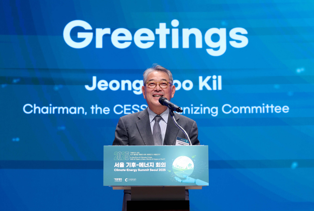 ▲길정우 CESS 대회위원장이 26일 서울 중구 대한상공회의소에서 열린 ‘서울 기후-에너지 회의 2025(CESS 2025)’에서 개회사를 하고 있다. 이투데이와 기후변화센터가 공동 주최하는 CESS는 기후변화 대응을 위한 정부 리더 및 산업 전문가들의 소통의 장으로, 파리협정 이후 급변하는 사회 속에서 한국의 역할을 모색하고, 국제 협력을 통해 통합적 해결책을 공유하며 새로운 파트너십을 구축하는 자리다. 2017년 출범 이후, 정부, 기업, 국제기구, 학계 및 청년 등 다양한 분야에서 매년 250명 이상의 글로벌 리더들이 참여하고 지지를 보내왔다. 신태현 기자 holjjak@