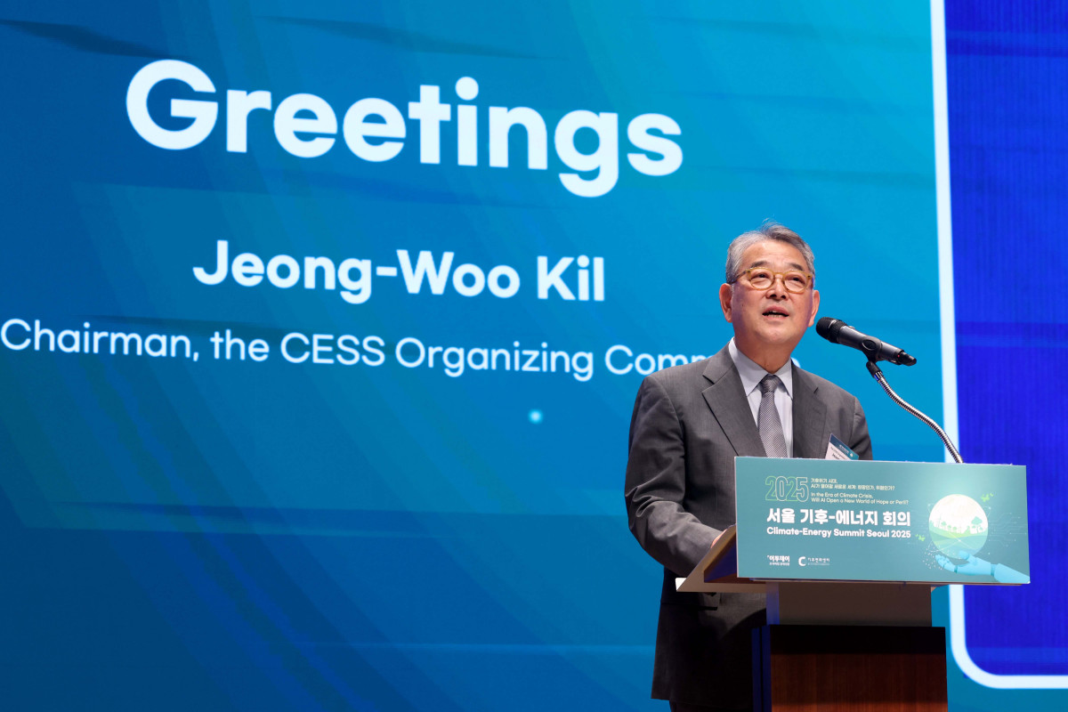 ▲길정우 CESS 대회위원장이 26일 서울 중구 대한상공회의소에서 열린 ‘서울 기후-에너지 회의 2025(CESS 2025)’에서 개회사를 하고 있다. 이투데이와 기후변화센터가 공동 주최하는 CESS는 기후변화 대응을 위한 정부 리더 및 산업 전문가들의 소통의 장으로, 파리협정 이후 급변하는 사회 속에서 한국의 역할을 모색하고, 국제 협력을 통해 통합적 해결책을 공유하며 새로운 파트너십을 구축하는 자리다. 2017년 출범 이후, 정부, 기업, 국제기구, 학계 및 청년 등 다양한 분야에서 매년 250명 이상의 글로벌 리더들이 참여하고 지지를 보내왔다. 신태현 기자 holjjak@