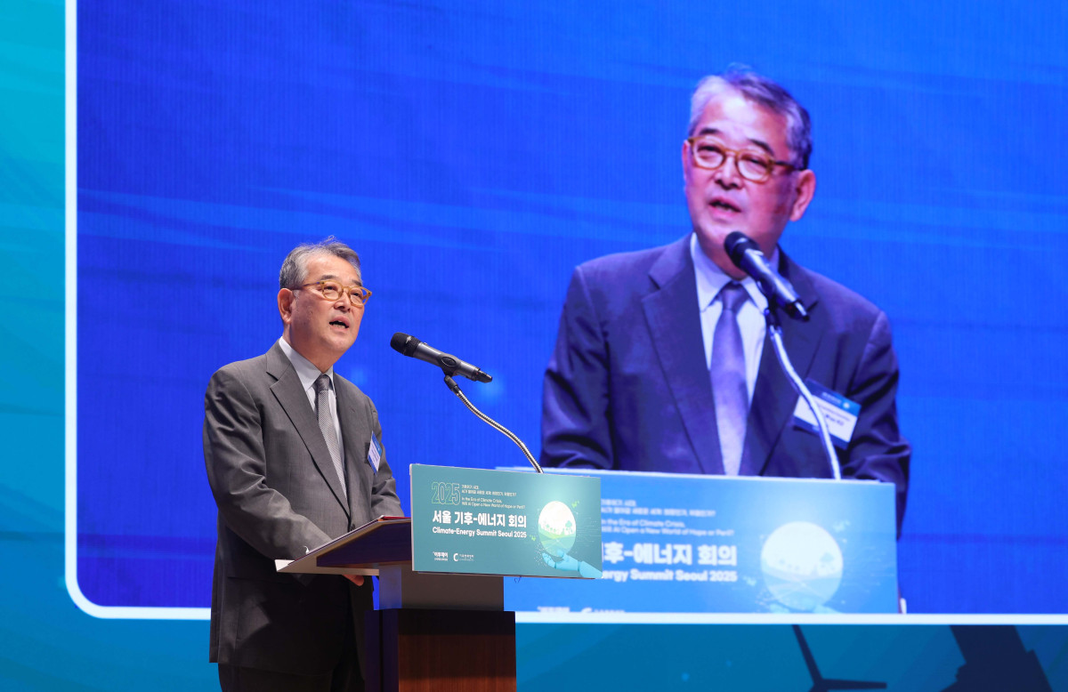 ▲길정우 CESS 대회위원장이 26일 서울 중구 대한상공회의소에서 열린 ‘서울 기후-에너지 회의 2025(CESS 2025)’에서 개회사를 하고 있다. 이투데이와 기후변화센터가 공동 주최하는 CESS는 기후변화 대응을 위한 정부 리더 및 산업 전문가들의 소통의 장으로, 파리협정 이후 급변하는 사회 속에서 한국의 역할을 모색하고, 국제 협력을 통해 통합적 해결책을 공유하며 새로운 파트너십을 구축하는 자리다. 2017년 출범 이후, 정부, 기업, 국제기구, 학계 및 청년 등 다양한 분야에서 매년 250명 이상의 글로벌 리더들이 참여하고 지지를 보내왔다. 신태현 기자 holjjak@