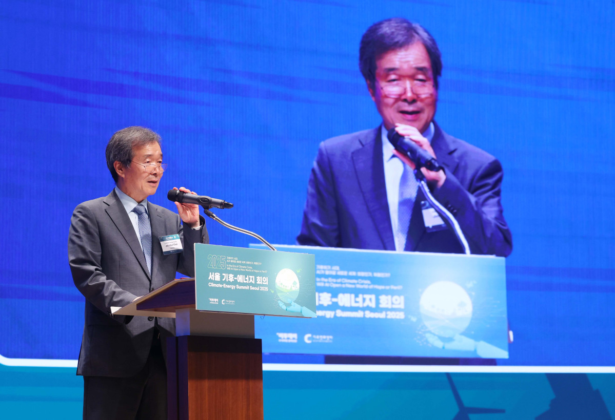 ▲최재철 기후변화센터 이사장이 26일 서울 중구 대한상공회의소에서 열린 ‘서울 기후-에너지 회의 2025(CESS 2025)’에서 환영사를 하고 있다. 이투데이와 기후변화센터가 공동 주최하는 CESS는 기후변화 대응을 위한 정부 리더 및 산업 전문가들의 소통의 장으로, 파리협정 이후 급변하는 사회 속에서 한국의 역할을 모색하고, 국제 협력을 통해 통합적 해결책을 공유하며 새로운 파트너십을 구축하는 자리다. 2017년 출범 이후, 정부, 기업, 국제기구, 학계 및 청년 등 다양한 분야에서 매년 250명 이상의 글로벌 리더들이 참여하고 지지를 보내왔다. 신태현 기자 holjjak@