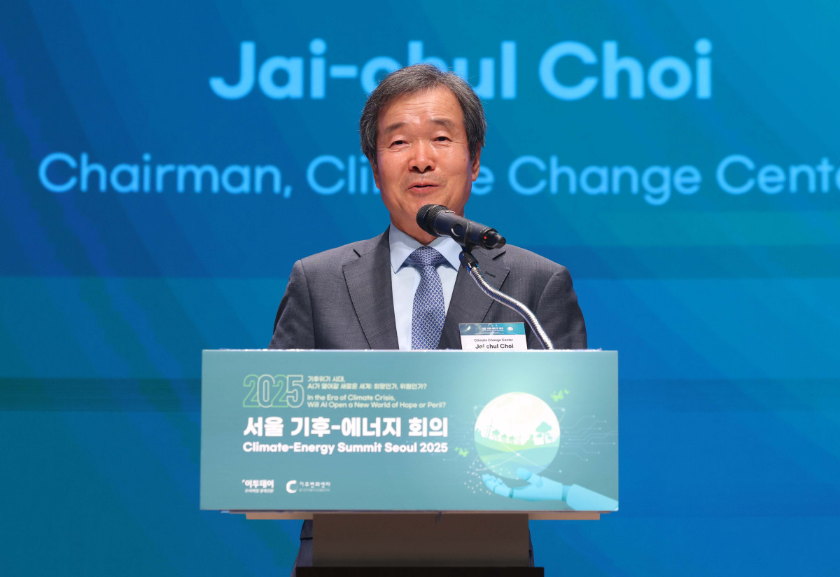 ▲최재철 기후변화센터 이사장이 26일 서울 중구 대한상공회의소에서 열린 ‘서울 기후-에너지 회의 2025(CESS 2025)’에서 환영사를 하고 있다. 이투데이와 기후변화센터가 공동 주최하는 CESS는 기후변화 대응을 위한 정부 리더 및 산업 전문가들의 소통의 장으로, 파리협정 이후 급변하는 사회 속에서 한국의 역할을 모색하고, 국제 협력을 통해 통합적 해결책을 공유하며 새로운 파트너십을 구축하는 자리다. 2017년 출범 이후, 정부, 기업, 국제기구, 학계 및 청년 등 다양한 분야에서 매년 250명 이상의 글로벌 리더들이 참여하고 지지를 보내왔다. 신태현 기자 holjjak@