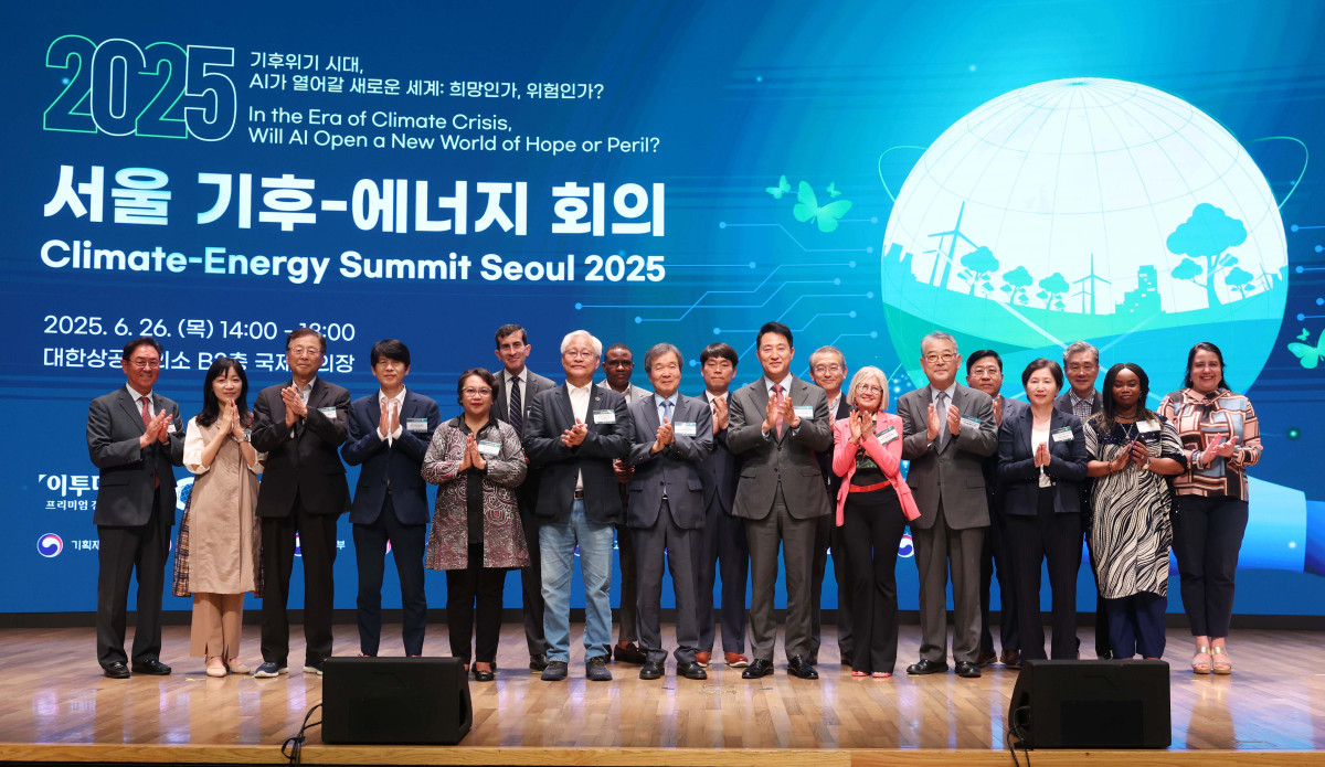 ▲26일 서울 중구 대한상공회의소에서 열린 ‘서울 기후-에너지 회의 2025(CESS 2025)’에서 길정우(앞줄 오른쪽 네번째) CESS 대회위원장, 최재철(앞줄 왼쪽 일곱번째) 기후변화센터 이사장, 오세훈(앞줄 오른쪽 여섯번째) 서울시장, 안세창(앞줄 왼쪽 네번째) 환경부 기후탄소실장, 이태식(앞줄 왼쪽 여섯번째) 한국과학기술단체총연합회 회장, 이종재(앞줄 왼쪽) 이투데이그룹 부회장 등 내빈들이 기념촬영을 하고 있다. 이투데이와 기후변화센터가 공동 주최하는 CESS는 기후변화 대응을 위한 정부 리더 및 산업 전문가들의 소통의 장으로, 파리협정 이후 급변하는 사회 속에서 한국의 역할을 모색하고, 국제 협력을 통해 통합적 해결책을 공유하며 새로운 파트너십을 구축하는 자리다. 2017년 출범 이후, 정부, 기업, 국제기구, 학계 및 청년 등 다양한 분야에서 매년 250명 이상의 글로벌 리더들이 참여하고 지지를 보내왔다. 신태현 기자 holjjak@