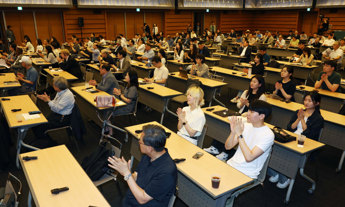 ▲26일 서울 중구 대한상공회의소에서 열린 ‘서울 기후-에너지 회의 2025(CESS 2025)’에서 참석자들이 박수를 치고 있다. 이투데이와 기후변화센터가 공동 주최하는 CESS는 기후변화 대응을 위한 정부 리더 및 산업 전문가들의 소통의 장으로, 파리협정 이후 급변하는 사회 속에서 한국의 역할을 모색하고, 국제 협력을 통해 통합적 해결책을 공유하며 새로운 파트너십을 구축하는 자리다. 2017년 출범 이후, 정부, 기업, 국제기구, 학계 및 청년 등 다양한 분야에서 매년 250명 이상의 글로벌 리더들이 참여하고 지지를 보내왔다. 신태현 기자 holjjak@