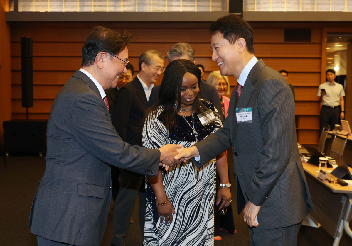 ▲이종재(왼쪽) 이투데이그룹 부회장과 오세훈 서울시장이 26일 서울 중구 대한상공회의소에서 열린 ‘서울 기후-에너지 회의 2025(CESS 2025)’에서 인사하고 있다. 이투데이와 기후변화센터가 공동 주최하는 CESS는 기후변화 대응을 위한 정부 리더 및 산업 전문가들의 소통의 장으로, 파리협정 이후 급변하는 사회 속에서 한국의 역할을 모색하고, 국제 협력을 통해 통합적 해결책을 공유하며 새로운 파트너십을 구축하는 자리다. 2017년 출범 이후, 정부, 기업, 국제기구, 학계 및 청년 등 다양한 분야에서 매년 250명 이상의 글로벌 리더들이 참여하고 지지를 보내왔다. 신태현 기자 holjjak@