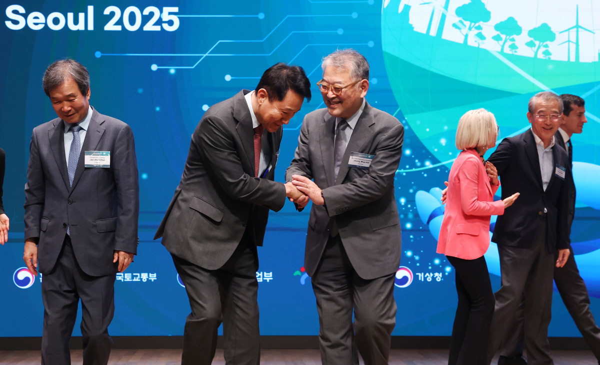 ▲26일 서울 중구 대한상공회의소에서 열린 ‘서울 기후-에너지 회의 2025(CESS 2025)’에서 길정우(오른쪽) CESS 대회위원장과 오세훈 서울시장이 인사하고 있다. 이투데이와 기후변화센터가 공동 주최하는 CESS는 기후변화 대응을 위한 정부 리더 및 산업 전문가들의 소통의 장으로, 파리협정 이후 급변하는 사회 속에서 한국의 역할을 모색하고, 국제 협력을 통해 통합적 해결책을 공유하며 새로운 파트너십을 구축하는 자리다. 2017년 출범 이후, 정부, 기업, 국제기구, 학계 및 청년 등 다양한 분야에서 매년 250명 이상의 글로벌 리더들이 참여하고 지지를 보내왔다. 신태현 기자 holjjak@