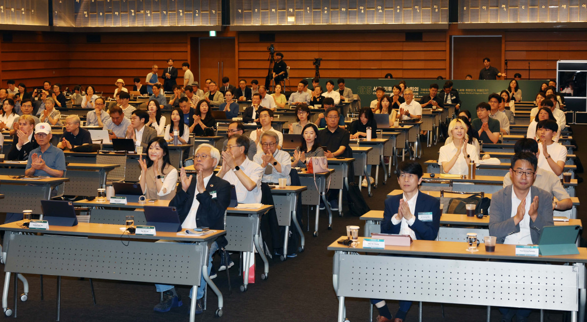 ▲26일 서울 중구 대한상공회의소에서 열린 ‘서울 기후-에너지 회의 2025(CESS 2025)’에서 참석자들이 박수를 치고 있다. 이투데이와 기후변화센터가 공동 주최하는 CESS는 기후변화 대응을 위한 정부 리더 및 산업 전문가들의 소통의 장으로, 파리협정 이후 급변하는 사회 속에서 한국의 역할을 모색하고, 국제 협력을 통해 통합적 해결책을 공유하며 새로운 파트너십을 구축하는 자리다. 2017년 출범 이후, 정부, 기업, 국제기구, 학계 및 청년 등 다양한 분야에서 매년 250명 이상의 글로벌 리더들이 참여하고 지지를 보내왔다. 신태현 기자 holjjak@