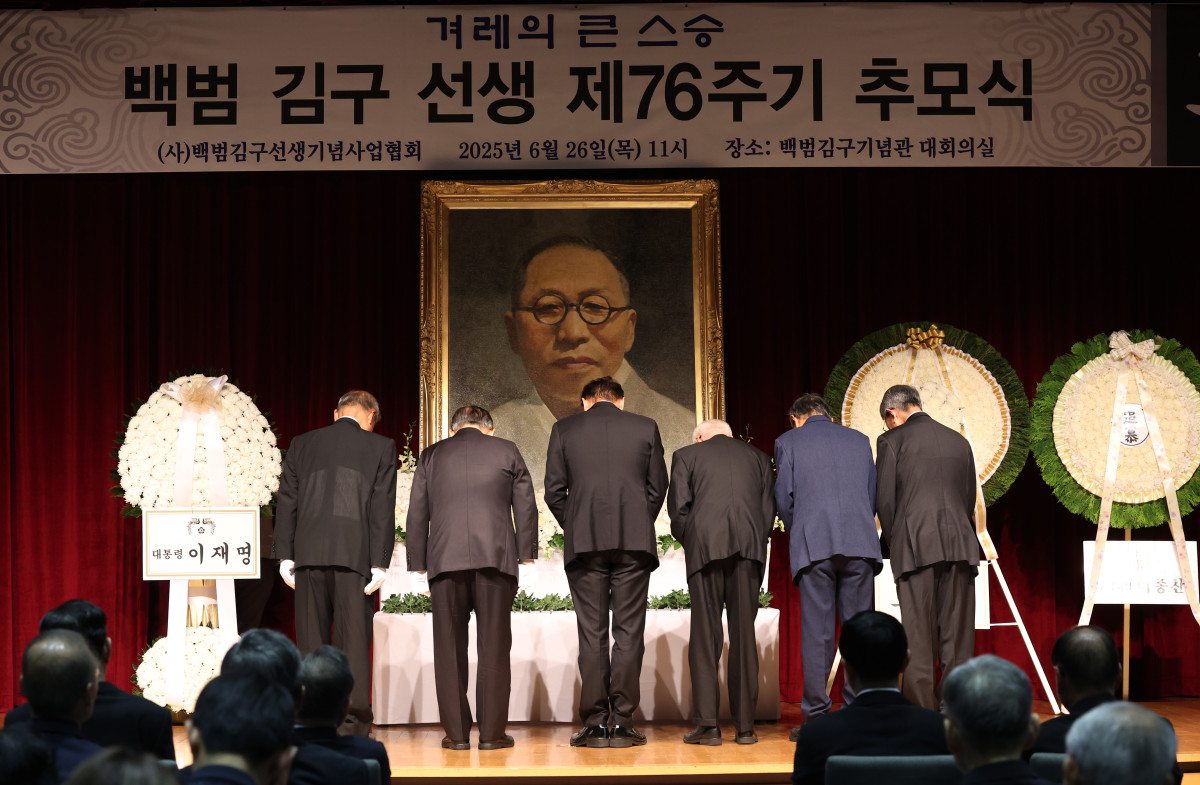 ▲26일 서울 용산구 백범김구기념관에서 열린 '백범 김구 선생 76주기 추모식'에서 참석자들이 헌화한 뒤 묵념하고 있다. (연합뉴스)