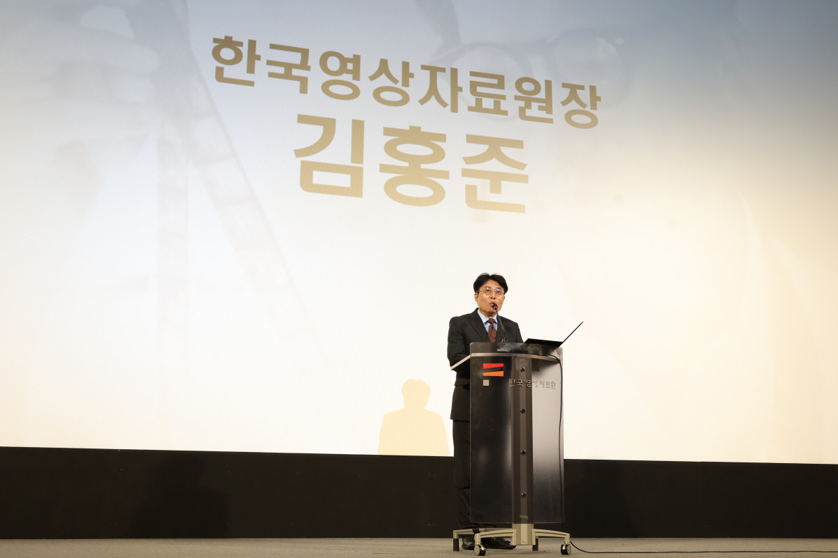 ▲26일 서울 마포구에 있는 한국영상자료원에서 열린 '유현목 탄생 100년 기념 회고전' 개막식에서 김홍준 원장은 환영사를 하고 있다. (한국영상자료원)