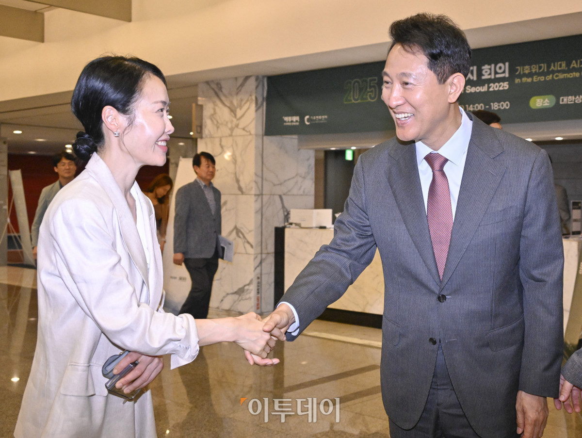 ▲오세훈(오른쪽) 서울시장이 26일 서울 중구 대한상공회의소에서 열린 ‘서울 기후-에너지 회의 2025(CESS 2025)’에 참석하며 이초희 이투데이 편집국장과 인사를 하고 있다. 이투데이와 기후변화센터가 공동 주최하는 CESS는 기후변화 대응을 위한 정부 리더 및 산업 전문가들의 소통의 장으로, 파리협정 이후 급변하는 사회 속에서 한국의 역할을 모색하고, 국제 협력을 통해 통합적 해결책을 공유하며 새로운 파트너십을 구축하는 자리다. 2017년 출범 이후, 정부, 기업, 국제기구, 학계 및 청년 등 다양한 분야에서 매년250명 이상의 글로벌 리더들이 참여하고 지지를 보내왔다. 조현호 기자 hyunho@