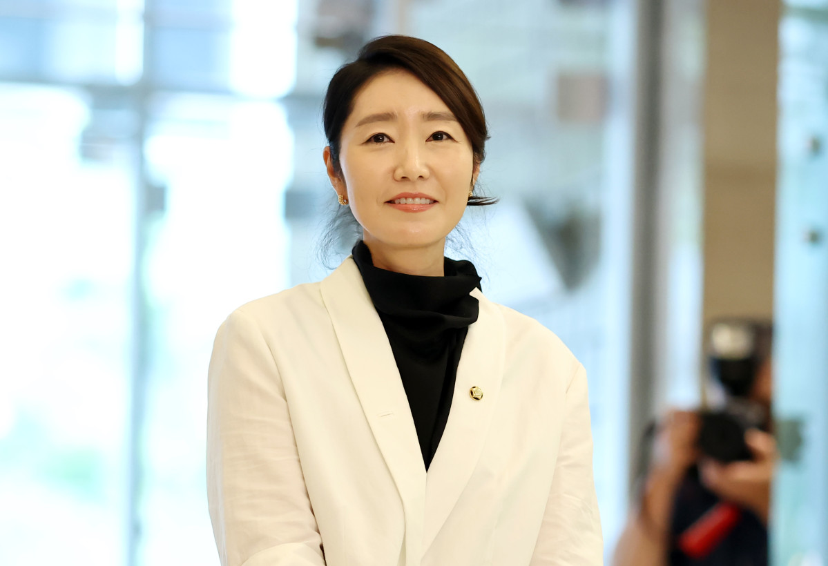 ▲강선우 여성가족부 장관 후보자가 지난달 26일 인사청문회 준비 사무실이 마련된 서울 이마빌딩에 도착, 취재진 질문에 답하고 있다. (연합뉴스)