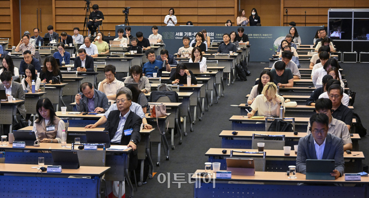 ▲26일 서울 중구 대한상공회의소에서 열린 ‘서울 기후-에너지 회의 2025(CESS 2025)’에서 참석자들이 소미야 조시 스톡홀름 환경 연구소(SEI) 글로벌 어젠다, 기후 및 시스템 부서장의 기조연설을 듣고 있다. 이투데이와 기후변화센터가 공동 주최하는 CESS는 기후변화 대응을 위한 정부 리더 및 산업 전문가들의 소통의 장으로, 파리협정 이후 급변하는 사회 속에서 한국의 역할을 모색하고, 국제 협력을 통해 통합적 해결책을 공유하며 새로운 파트너십을 구축하는 자리다. 2017년 출범 이후, 정부, 기업, 국제기구, 학계 및 청년 등 다양한 분야에서 매년250명 이상의 글로벌 리더들이 참여하고 지지를 보내왔다. 조현호 기자 hyunho@