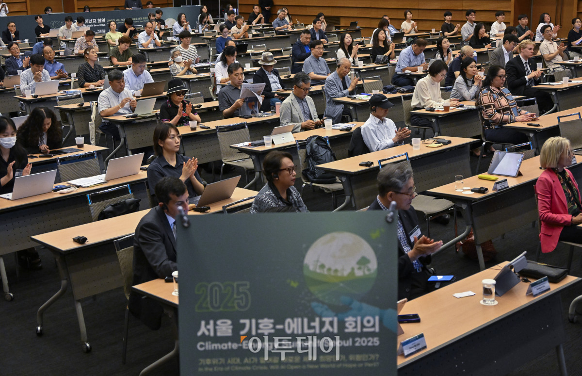 ▲26일 서울 중구 대한상공회의소에서 열린 ‘서울 기후-에너지 회의 2025(CESS 2025)’에서 참석자들이 박수를 치고 있다. 이투데이와 기후변화센터가 공동 주최하는 CESS는 기후변화 대응을 위한 정부 리더 및 산업 전문가들의 소통의 장으로, 파리협정 이후 급변하는 사회 속에서 한국의 역할을 모색하고, 국제 협력을 통해 통합적 해결책을 공유하며 새로운 파트너십을 구축하는 자리다. 2017년 출범 이후, 정부, 기업, 국제기구, 학계 및 청년 등 다양한 분야에서 매년250명 이상의 글로벌 리더들이 참여하고 지지를 보내왔다. 조현호 기자 hyunho@