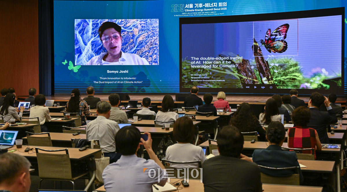 ▲소미야 조시 스톡홀름 환경 연구소(SEI) 글로벌 어젠다, 기후 및 시스템 부서장이 26일 서울 중구 대한상공회의소에서 열린 ‘서울 기후-에너지 회의 2025(CESS 2025)’에서 줌(ZOOM)을 통해 'AI의 양날의 검: 기후 대응에 어떻게 활용할 수 있을까?'를 주제로 기조연설을 하고 있다. 이투데이와 기후변화센터가 공동 주최하는 CESS는 기후변화 대응을 위한 정부 리더 및 산업 전문가들의 소통의 장으로, 파리협정 이후 급변하는 사회 속에서 한국의 역할을 모색하고, 국제 협력을 통해 통합적 해결책을 공유하며 새로운 파트너십을 구축하는 자리다. 2017년 출범 이후, 정부, 기업, 국제기구, 학계 및 청년 등 다양한 분야에서 매년250명 이상의 글로벌 리더들이 참여하고 지지를 보내왔다. 조현호 기자 hyunho@