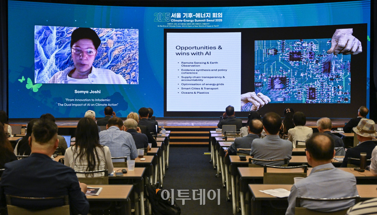 ▲소미야 조시 스톡홀름 환경 연구소(SEI) 글로벌 어젠다, 기후 및 시스템 부서장이 26일 서울 중구 대한상공회의소에서 열린 ‘서울 기후-에너지 회의 2025(CESS 2025)’에서 줌(ZOOM)을 통해 'AI의 양날의 검: 기후 대응에 어떻게 활용할 수 있을까?'를 주제로 기조연설을 하고 있다. 이투데이와 기후변화센터가 공동 주최하는 CESS는 기후변화 대응을 위한 정부 리더 및 산업 전문가들의 소통의 장으로, 파리협정 이후 급변하는 사회 속에서 한국의 역할을 모색하고, 국제 협력을 통해 통합적 해결책을 공유하며 새로운 파트너십을 구축하는 자리다. 2017년 출범 이후, 정부, 기업, 국제기구, 학계 및 청년 등 다양한 분야에서 매년250명 이상의 글로벌 리더들이 참여하고 지지를 보내왔다. 조현호 기자 hyunho@